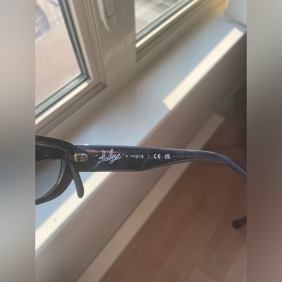 Vogue x Hailey Bieber sunglasses - Picture 2 of 6